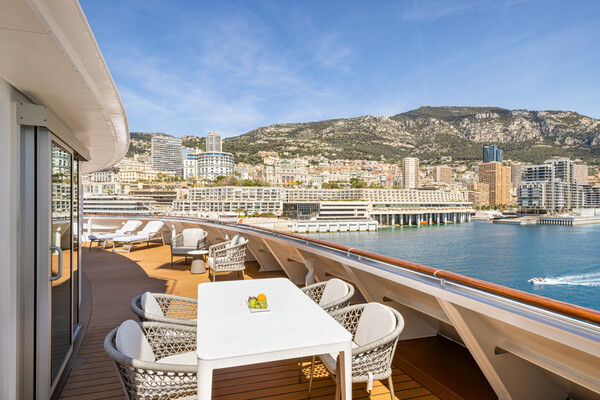 Oceania Cruises A-Class Vista Suite 5.jpg